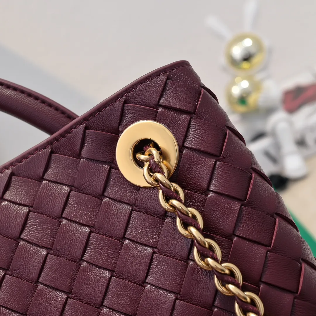 Batch 2460 BOTTEGA VENETA 2024 spring and summer new small ANDIAMO chain bag is also available! 🔥🔥I believe many friends have been waiting for a long time. The metallic chain adds a touch of sophistication to the original softness and elegance of Andiamo. The collision of classic craftsmanship and elegance creates a different kind of beauty. Style number: 6009 Size: 32*24*12cm